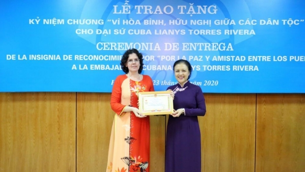 Cuban Ambassador receives “For peace and friendship among nations” insignia