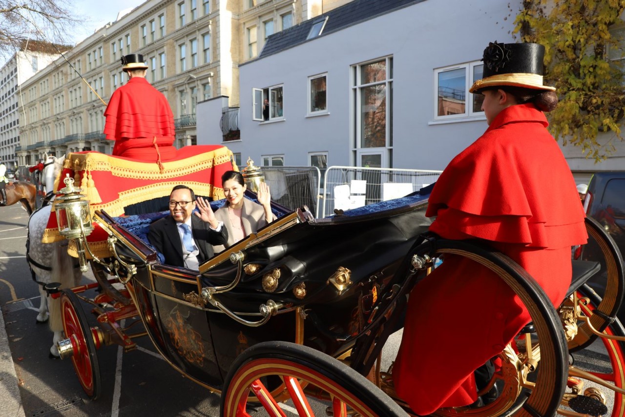 Vietnamese Ambassador to UK Nguyen Hoang Long presents credentials to Queen Elizabeth II