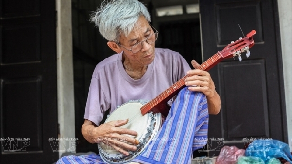 dao xa village craftsman devoted to preserving the production of musical instruments