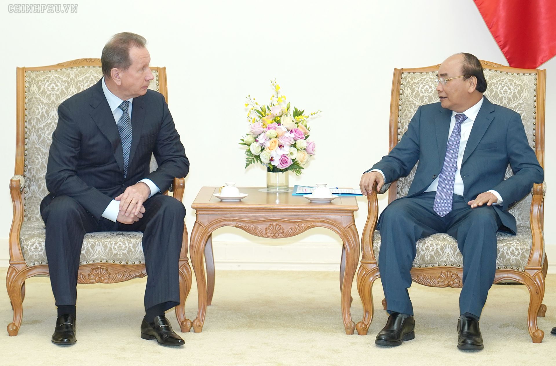 pm phuc receives director of russias national guard