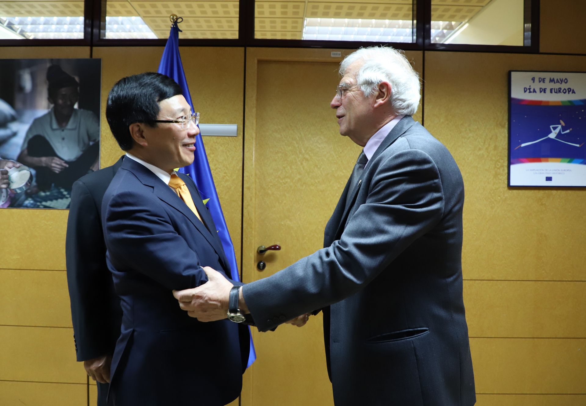 deputy pm fm minh meets eu high representative in madrid