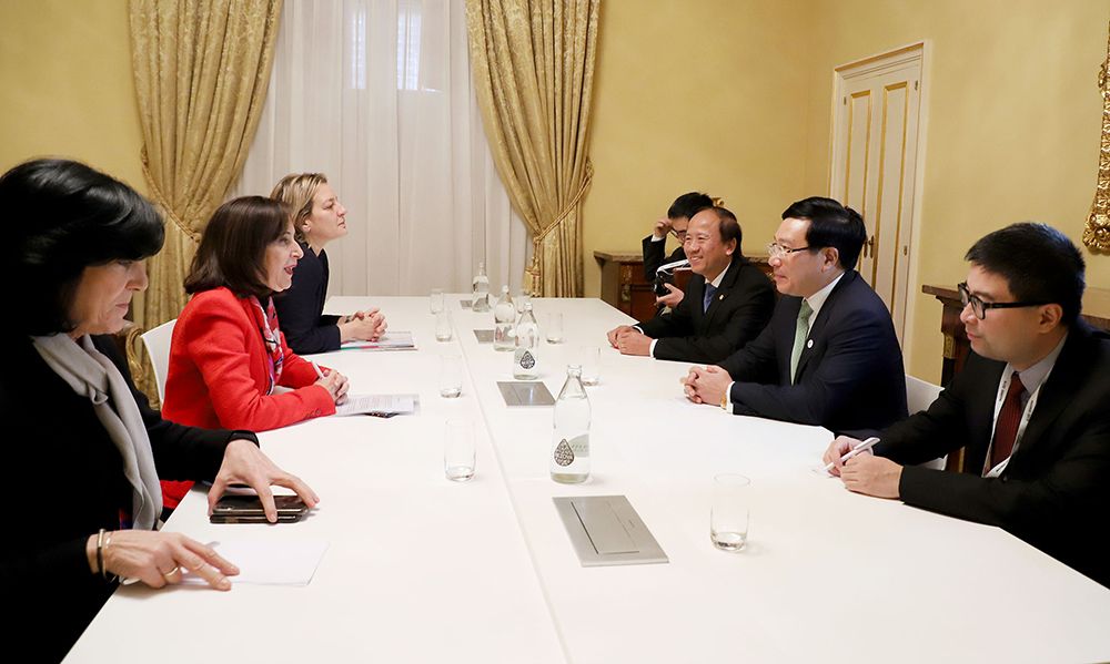 deputy pm fm minh busy on sidelines of 14th asem foreign ministers meeting