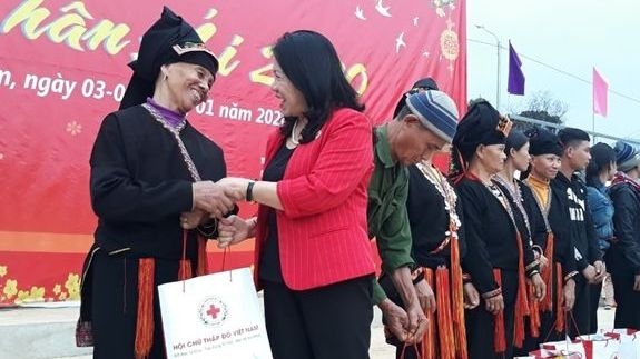 At least 1.5 million Tet gifts to be presented to poor, AO victims