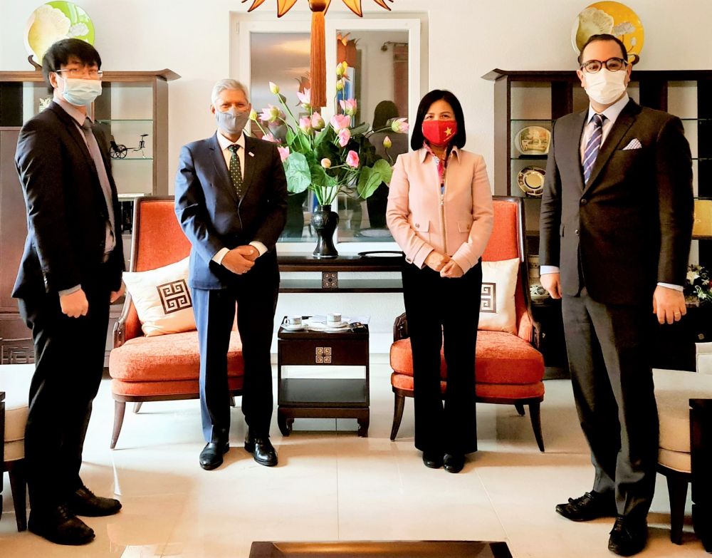 Ambassador Le Thi Tuyet Mai (second, right), head of the Vietnamese Permanent Mission to the UN, and Jagan Chapagain, Secretary General of the International Federation of Red Cross and Red Crescent Societies, at their meeting (Photo: VNA)
