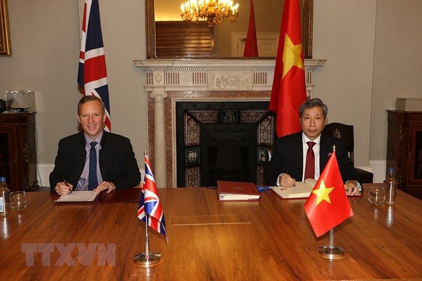 British Ambassador to Vietnam Gareth Ward (L) and Vietnamese Ambassador to the UK Tran Ngoc An sign the UKVFTA (Source: VNA)