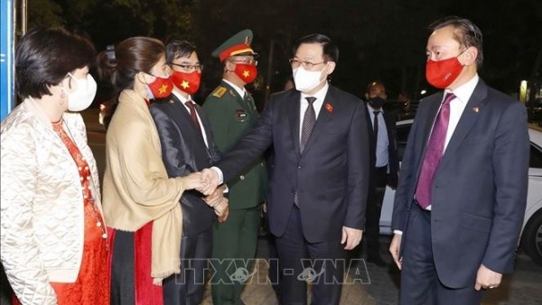 NA Chairman Vuong Dinh Hue meets Vietnamese community in India