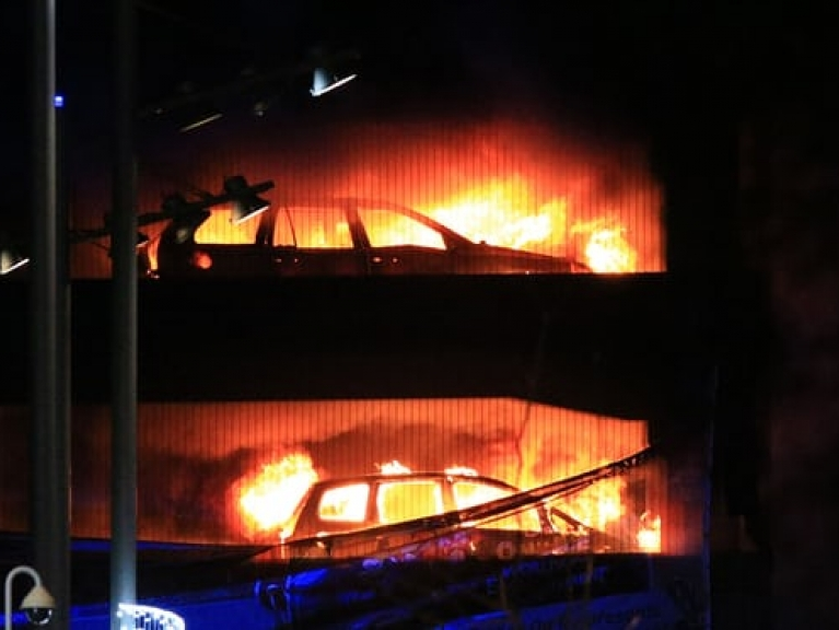 Hỏa hoạn ở Anh, hàng trăm ô tô bị thiêu rụi