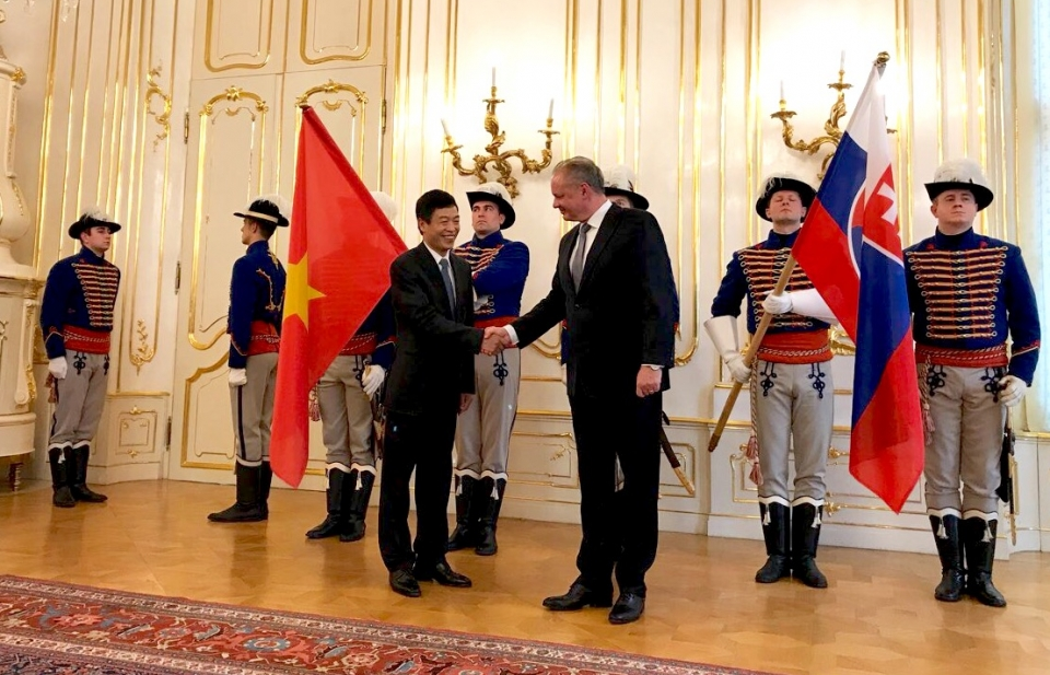 ​Đại sứ Việt Nam tại Cộng hòa Slovakia trình Quốc thư