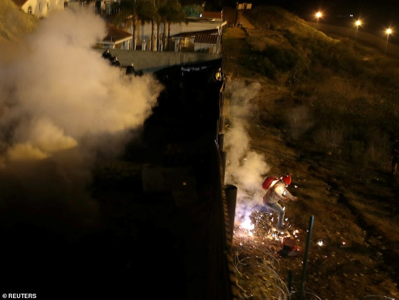 Mỹ dùng hơi cay đối phó người di cư ném đá từ Mexico trong đêm Giao thừa