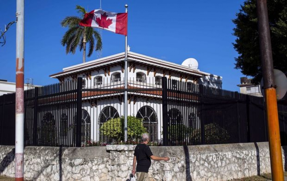 canada giam so luong nhan vien ngoai giao tai cuba do van de suc khoe