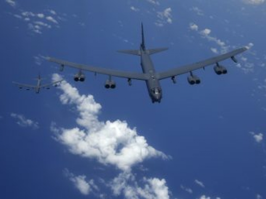 ​Máy bay ném bom Mỹ bay qua Biển Hoa Đông