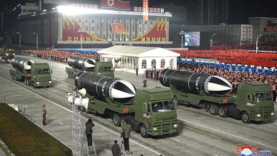 Tổ chức duyệt binh, Triều Tiên phô diễn hàng loạt vũ khí tối tân, khoe tên lửa đạn đạo 'mạnh nhất thế giới'