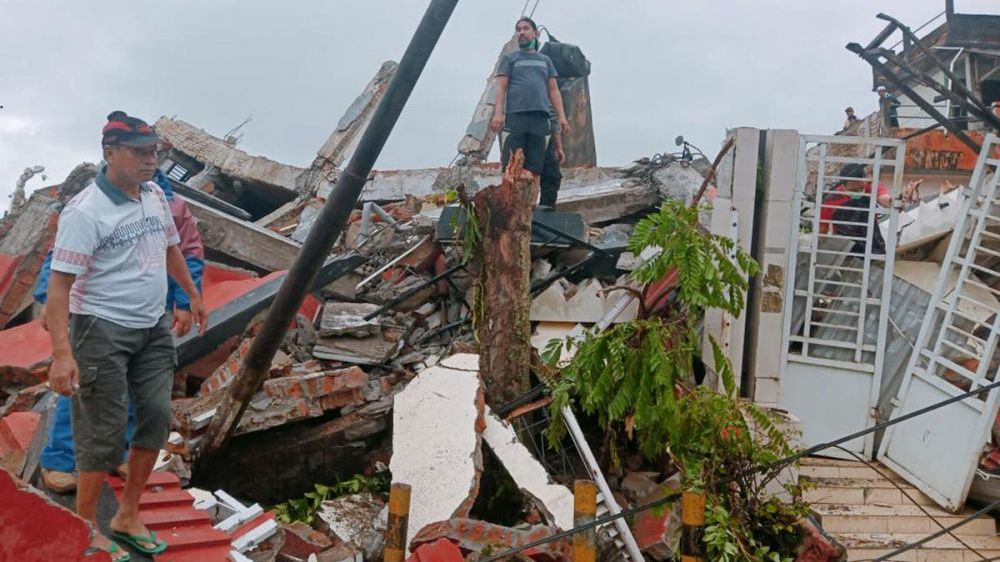 Động đất mạnh ở Indonesia: Thương vong tăng lên hàng trăm người, hàng nghìn người phải bỏ nhà cửa di tản