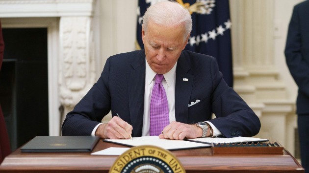 Tổng thống Biden hành động, tuyên bố bước đi xây dựng lại 'xương sống của nước Mỹ'. (Nguồn: Getty Images)