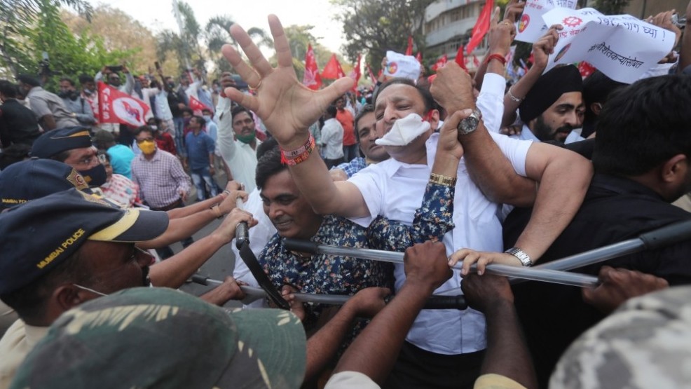 Nông dân Ấn Độ giận dữ tham gia bạo loạn, hàng chục cảnh sát Delhi bị thương