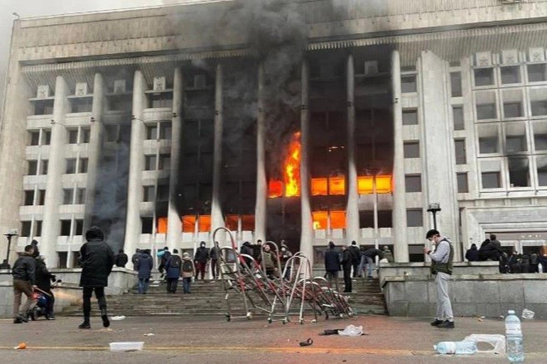 Kazakhstan bùng nổ bạo loạn, chính phủ từ chức, toàn quốc vào tình trạng khẩn cấp, Tổng thống 'cầu viện' CSTO. (Nguồn: Reuters)