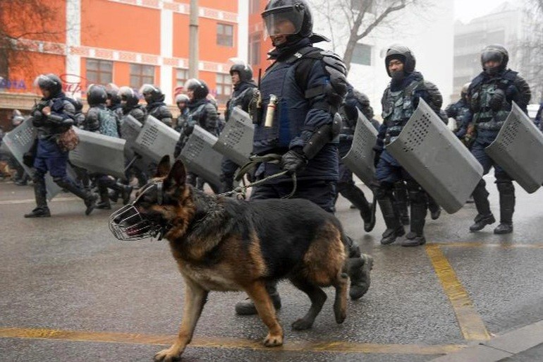 Kazakhstan bùng nổ bạo loạn, chính phủ từ chức, toàn quốc vào tình trạng khẩn cấp, Tổng thống 'cầu viện' CSTO. (Nguồn: Reuters)