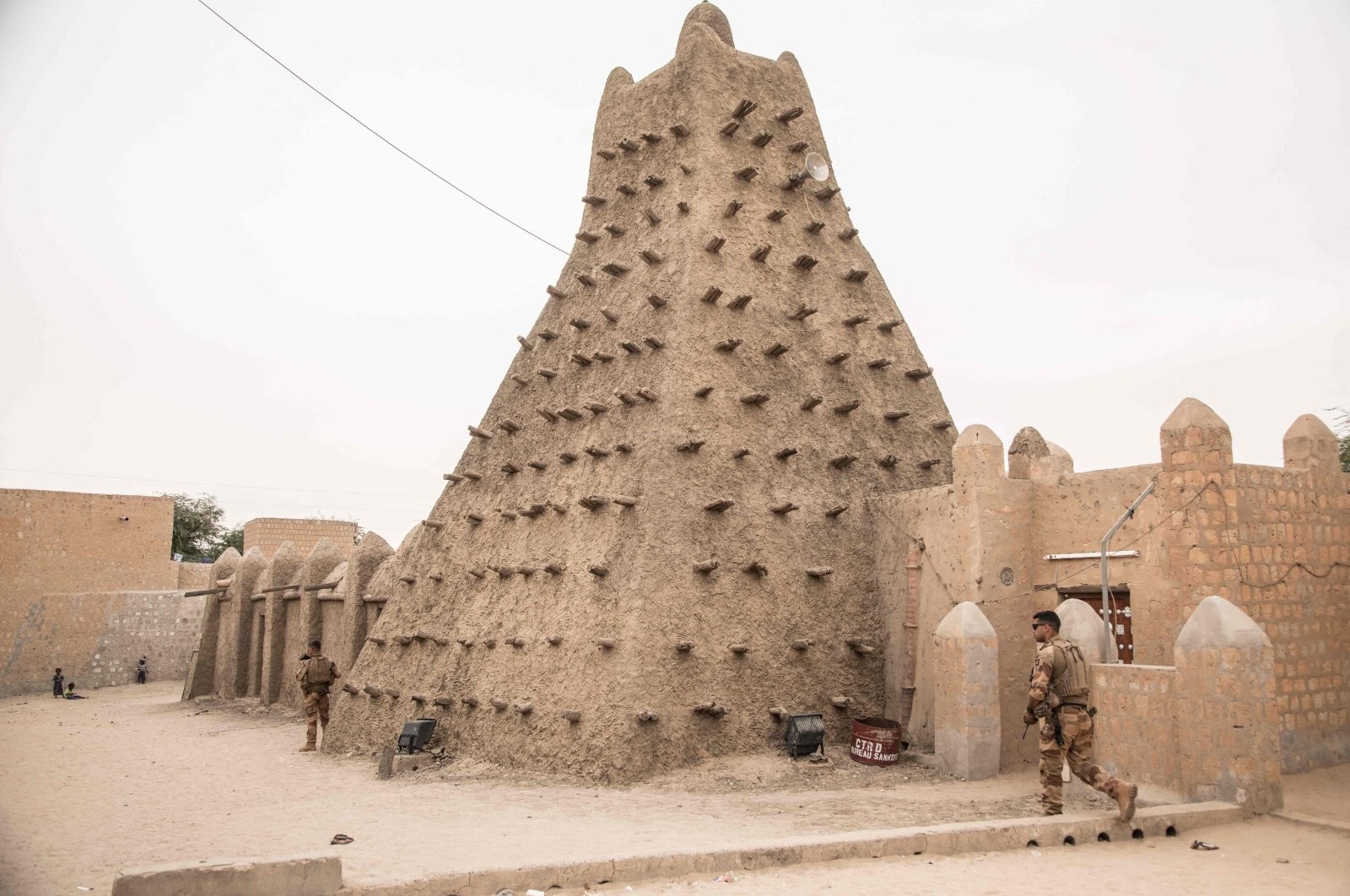 Lính Pháp tuần tra lần cuối cùng ở Timbuktu vài giờ trước lễ bàn giao căn cứ quân sự Barkhane cho quân đội Malian ở Timbuktu, vào ngày 14 tháng 12 năm 2021. (Nguồn: AFP)