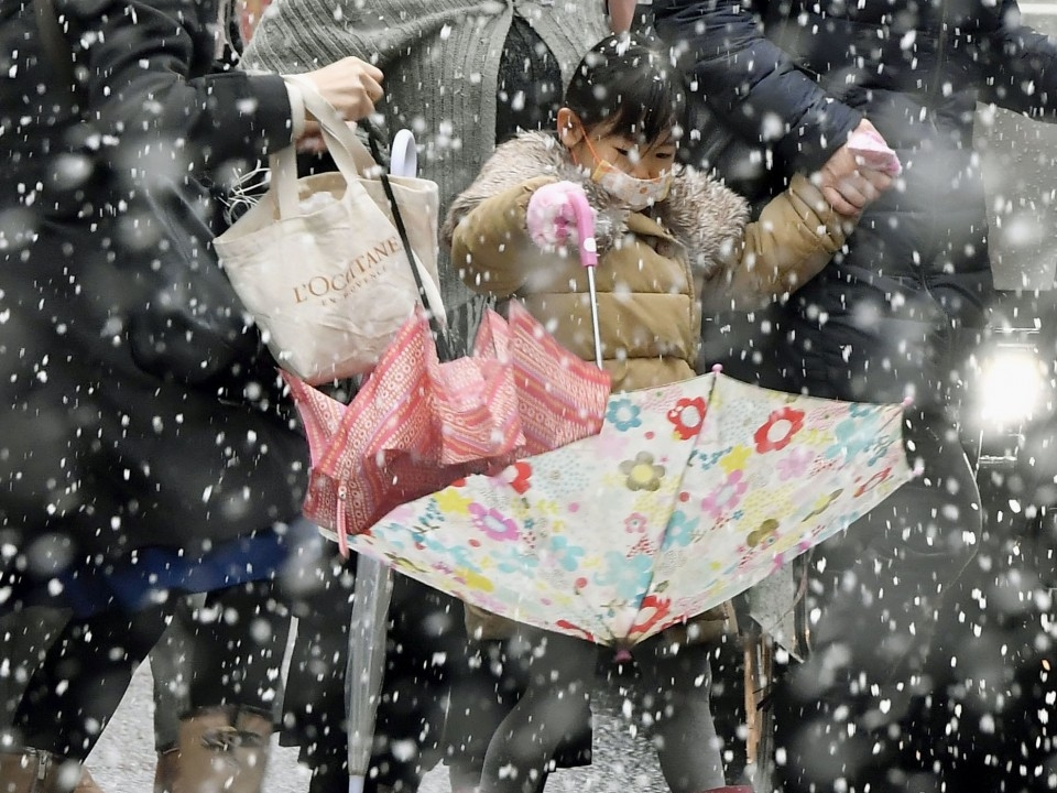 ​Tuyết ảnh hưởng đến giao thông và mùa thi cử tại Nhật Bản
