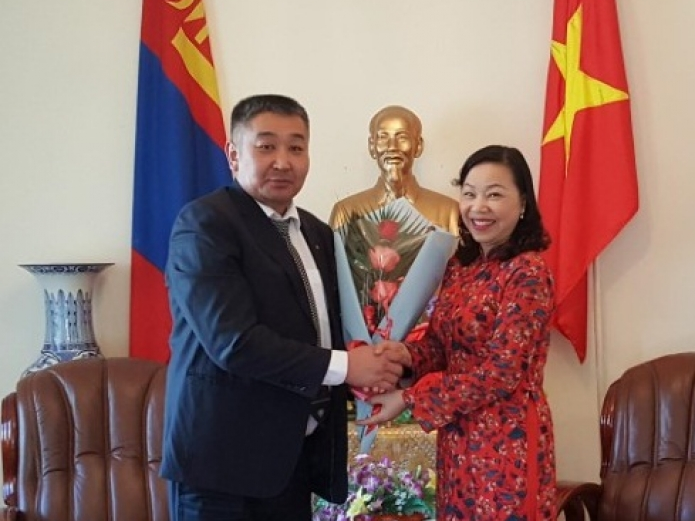 Đại sứ Việt Nam tại Mông Cổ tiếp Quyền Hiệu trưởng trường số 14 mang tên Chủ tịch Hồ Chí Minh