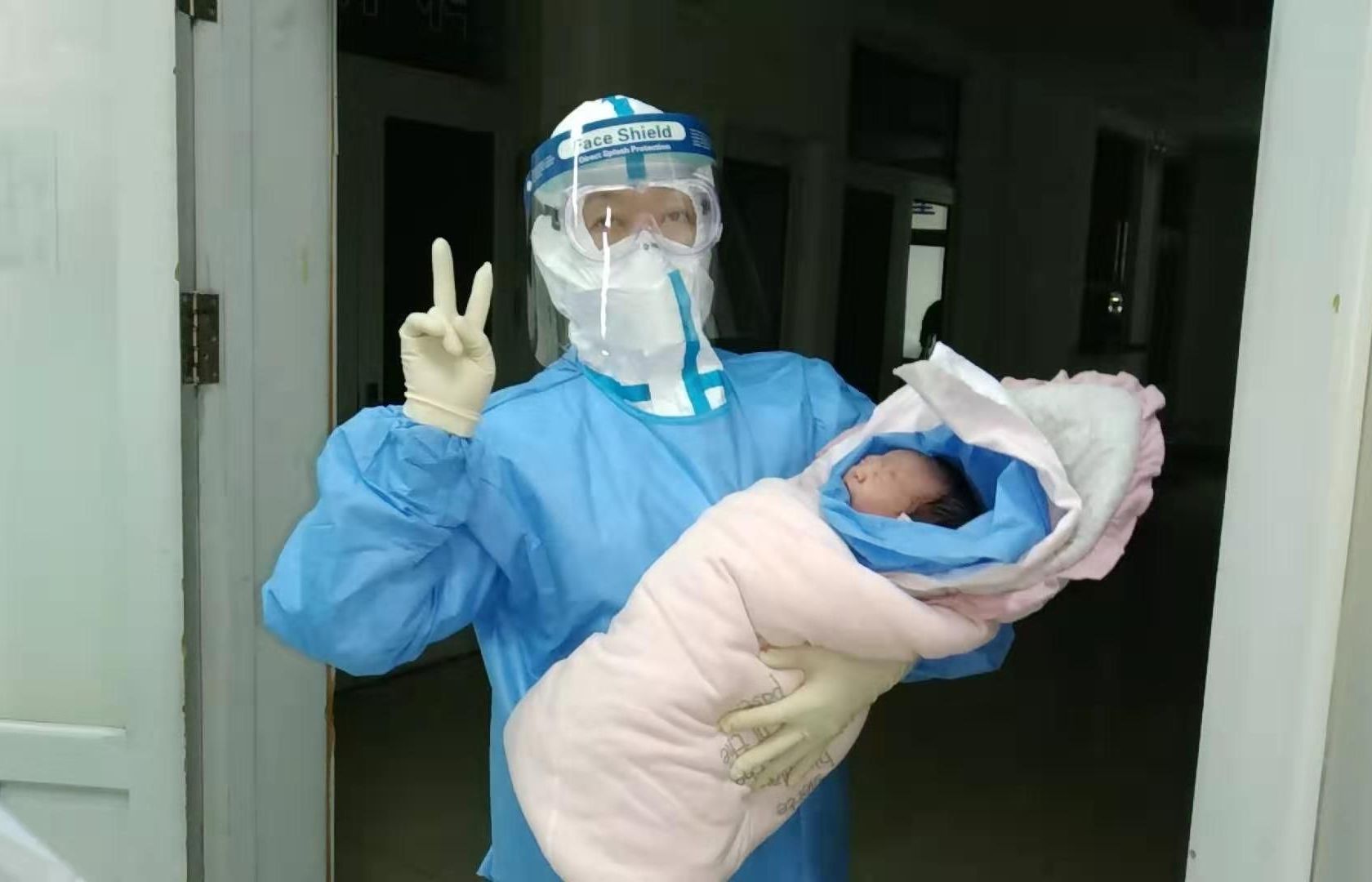 Một phụ nữ Trung Quốc nhiễm virus corona sinh con khỏe mạnh