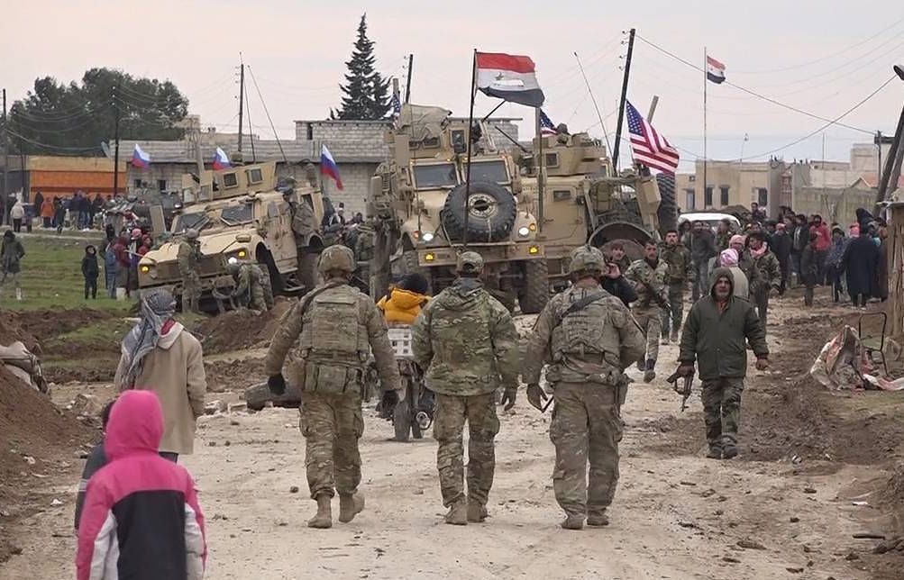 Đoàn binh sĩ Mỹ 'chệch đường' bị dân địa phương ném đá, quân đội Nga giải cứu