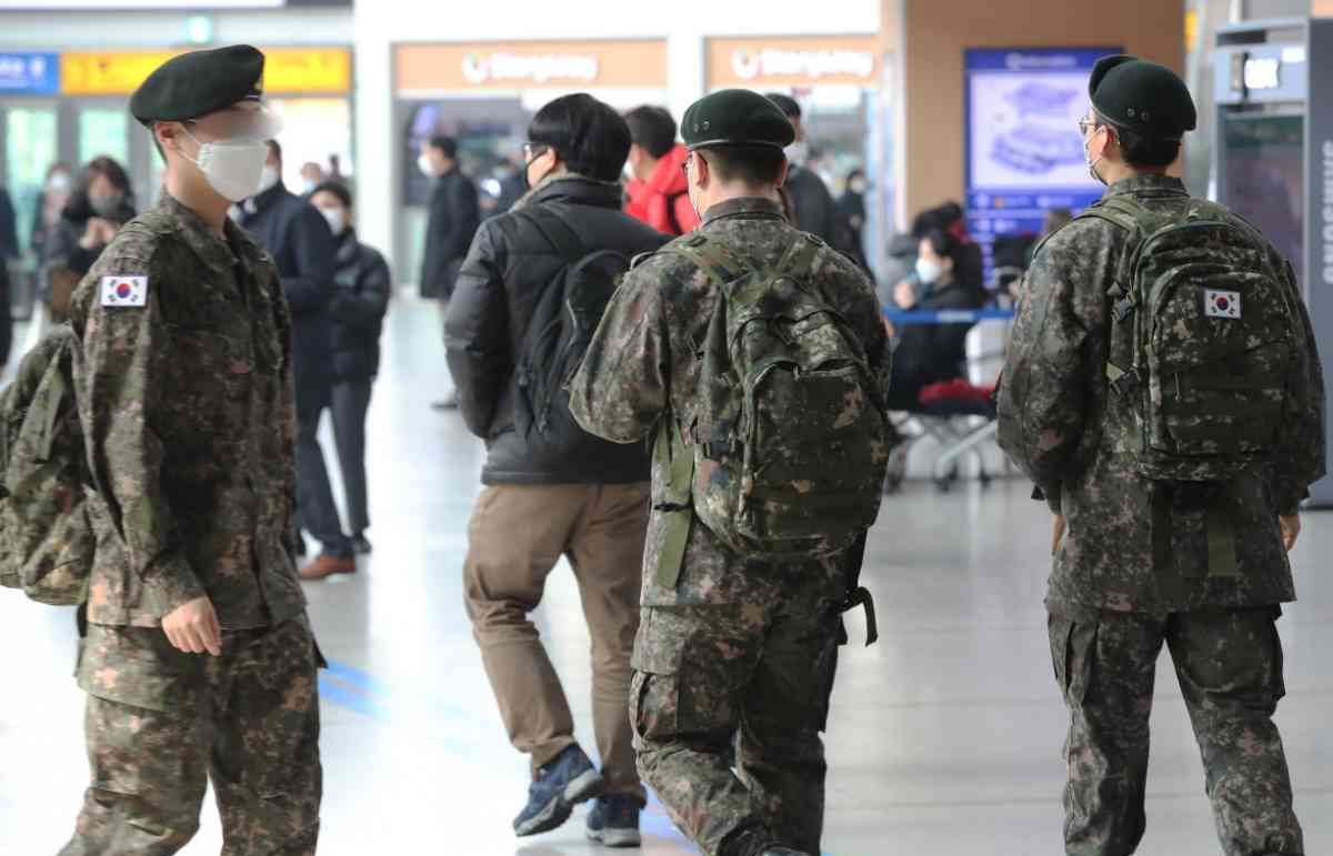 Dịch Covid-19 ở Hàn Quốc: Thêm 4 binh sĩ nhiễm bệnh, 7.700 quân nhân khác bị cách ly
