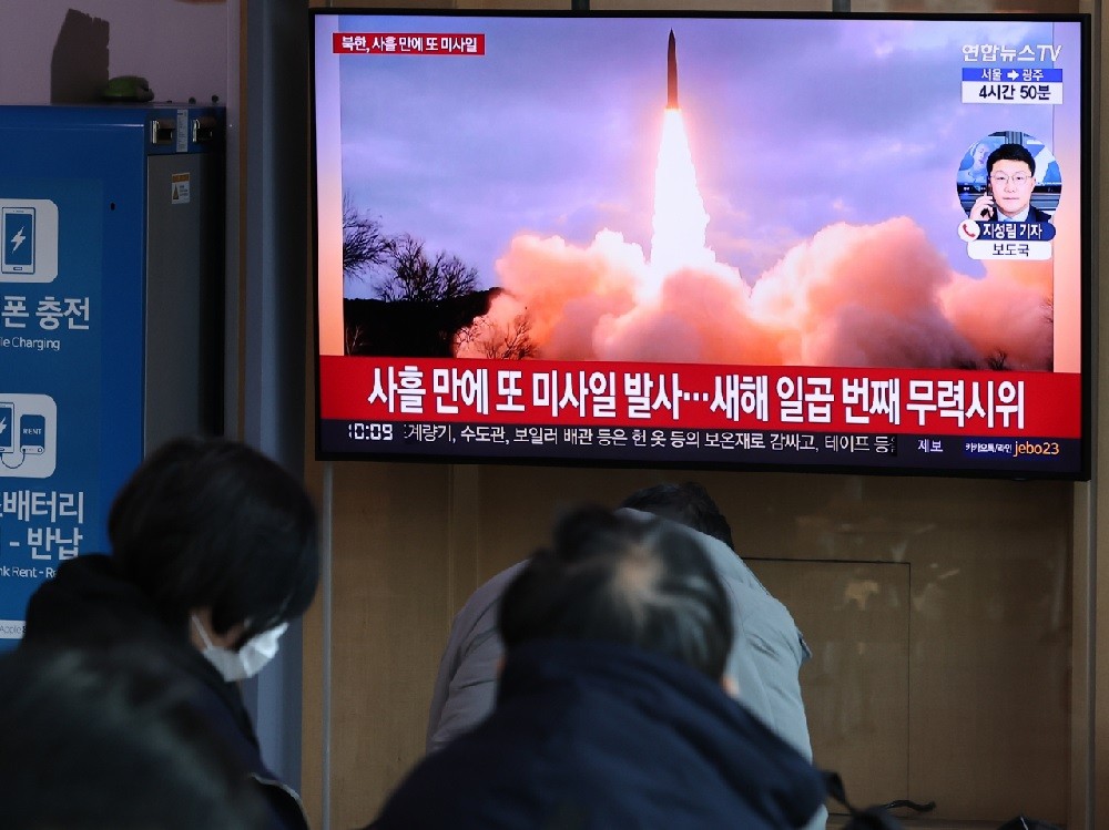 Một bản tin về vụ phóng tên lửa đạn đạo tầm trung của Triều Tiên được phát sóng trên truyền hình tại Ga Seoul vào ngày 30 tháng 1 năm 2022. (Yonhap).