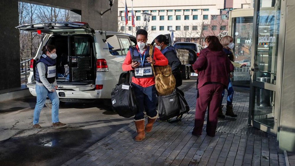 Các thành viên của Tổ chức An ninh và Hợp tác ở Châu Âu xếp hành lý trước khi rời khách sạn Park Inn để làm nhiệm vụ giám sát tại thành phố Donetsk, Ukraine, ngày 13 tháng 2 năm 2022. (Ảnh của Reuters)
