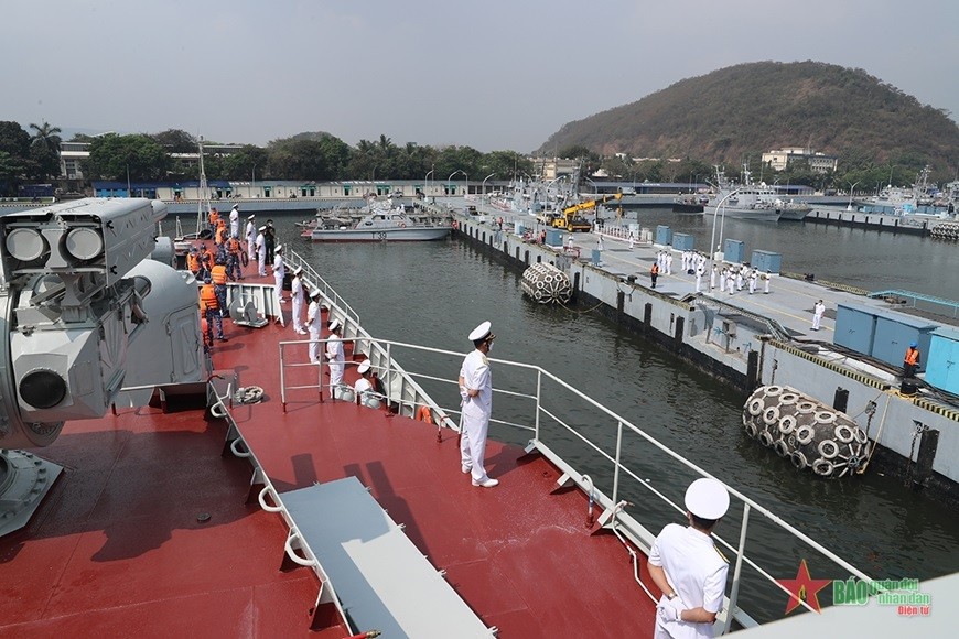 Tàu 016-Quang Trung cập cảng thành phố Visakhapatnam. 