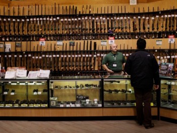 Hãng bán lẻ súng hàng đầu nước Mỹ tuyên bố ngừng bán súng trường
