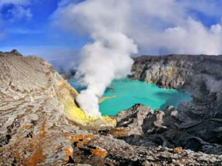 ​Indonesia: Núi lửa phun khí độc, 30 người nhập viện