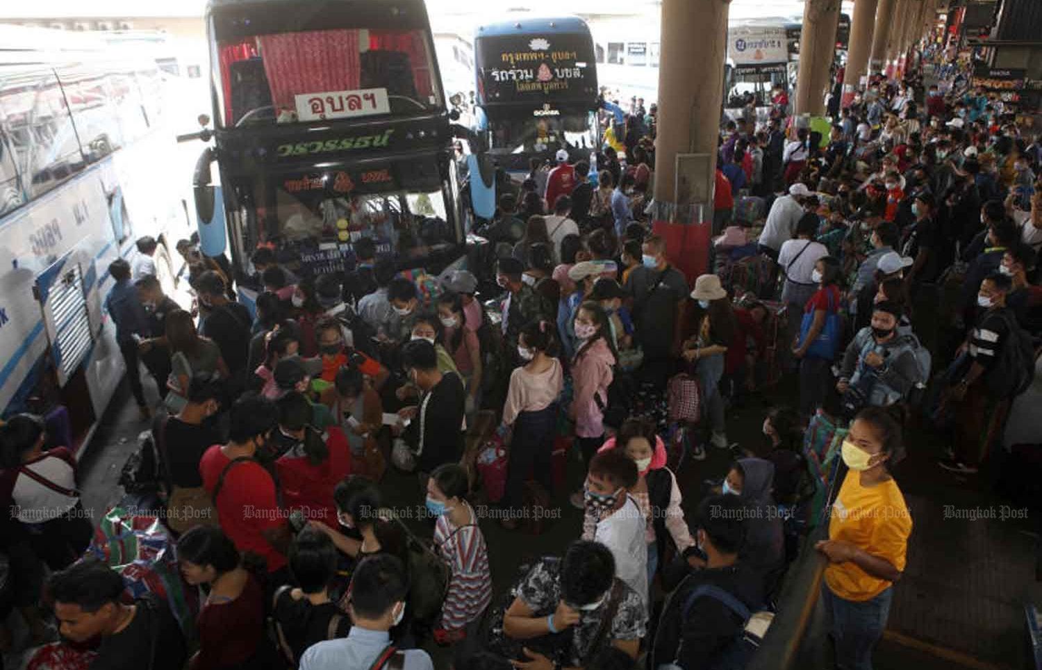Covid-19: Hàng nghìn người nước ngoài tụ tập ở bến xe và cửa khẩu Thái Lan, số ca nhiễm tại Đức tăng mạnh