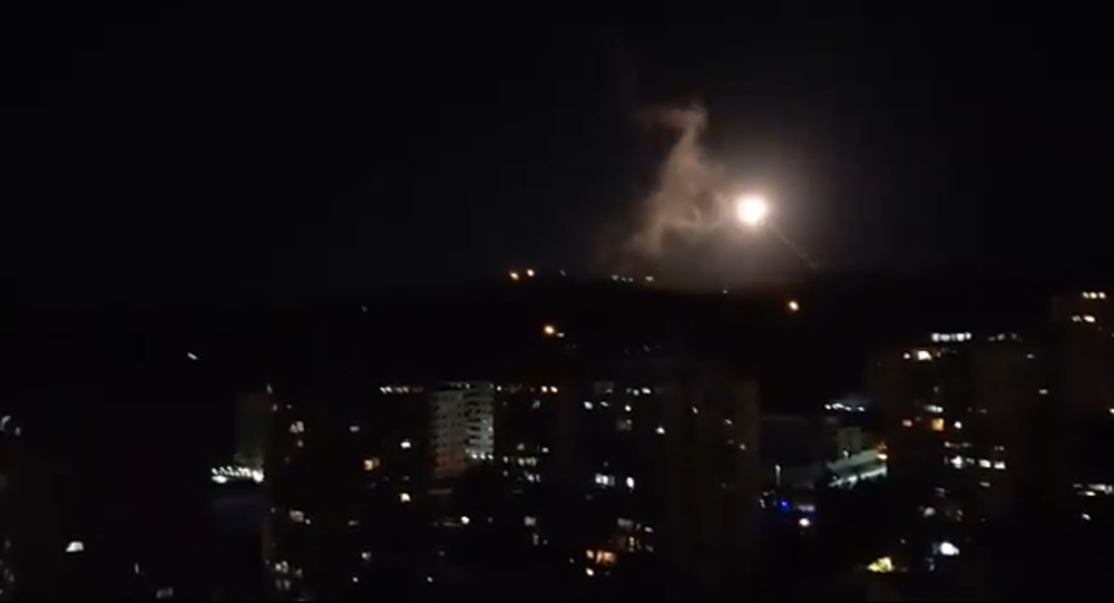 Hai ngày sau vụ không kích bất ngờ của Mỹ, tên lửa lại dội thẳng xuống thủ đô củaSyria. (Nguồn: Twitter)