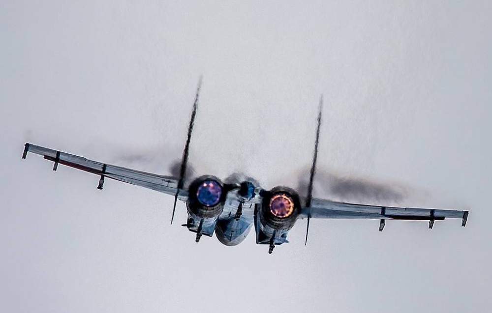 Su-27 Nga lại xuất kích, áp tải cặp máy bay ném bom hạt nhân B1-B trên bầu trời Baltic. (Nguồn: TASS)