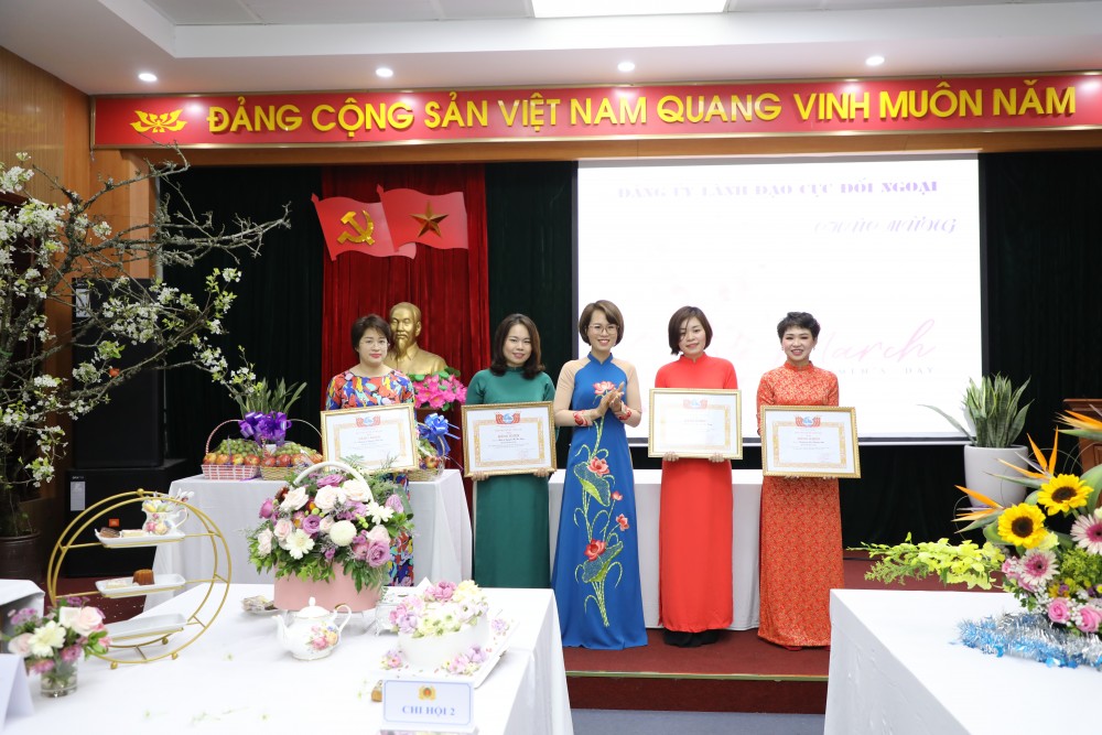 Cục Đối ngoại Bộ Công an tổ chức cuộc thi căm hoa nghệ thuật chào mừng ngày Quốc tế Phụ nữ