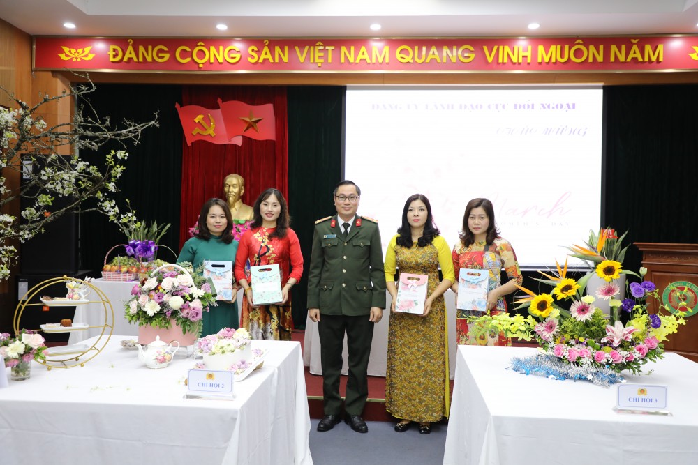 Cục Đối ngoại Bộ Công an tổ chức cuộc thi cắm hoa nghệ thuật chào mừng ngày Quốc tế Phụ nữ