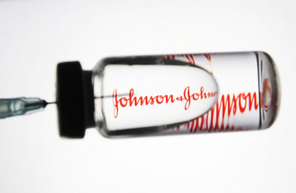 Châu Âu điều tra sự cố máu đông 'hiếm gặp' sau khi tiêm vaccine Covid-19 của Johnson & Johnson