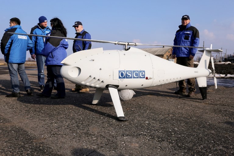Donbass: Ukraine bị cáo buộc 'bắn phá', hạ UAV của OSCE; tiết lộ số người đã được nhập quốc tịch Nga. (Nguồn: AFP)