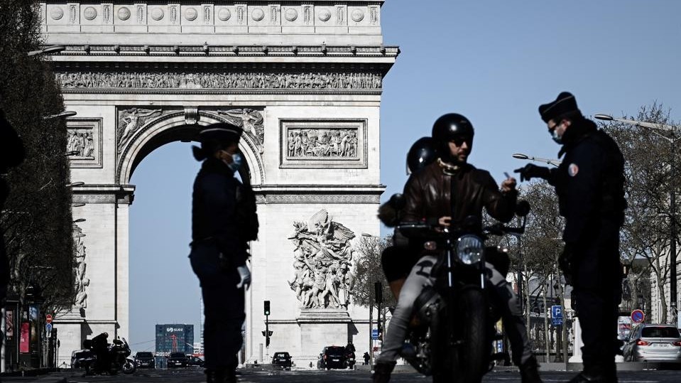 Pháp: 'Nội bất xuất, ngoại bất nhập', đóng cửa hoàn toàn 16 tỉnh bao gồm thủ đô vì Covid-19