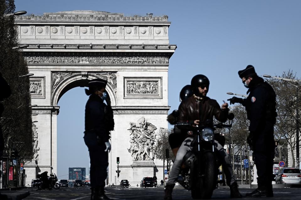 Pháp: 'Nội bất xuất, ngoại bất nhập', đóng cửa hoàn toàn 16 tỉnh bao gồm thủ đô vì Covid-19. (Nguồn: AFP)