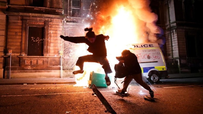 Anh: Biểu tình bùng phát thành bạo lực, trụ sở cảnh sát bị tấn công. (Nguồn: Reuters)