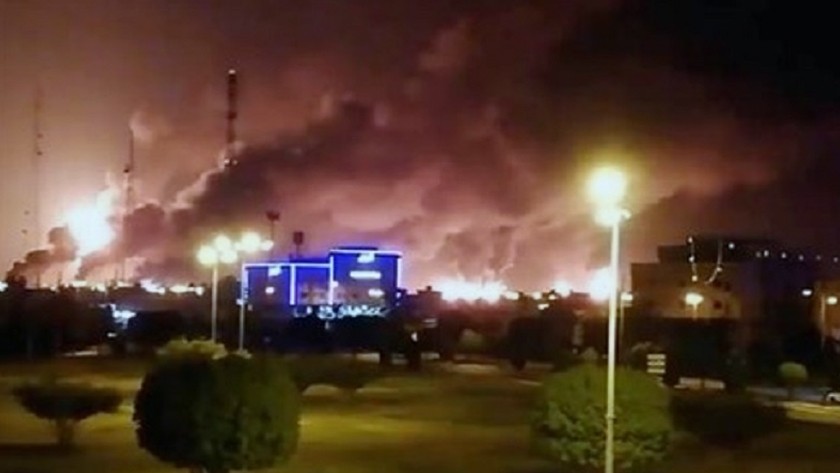 Vật thể bay lao thẳng cơ sở phân phối dầu ở Saudi Arabia, một bồn chứa bốc cháy dữ dội. (Nguồn: Iran Press)