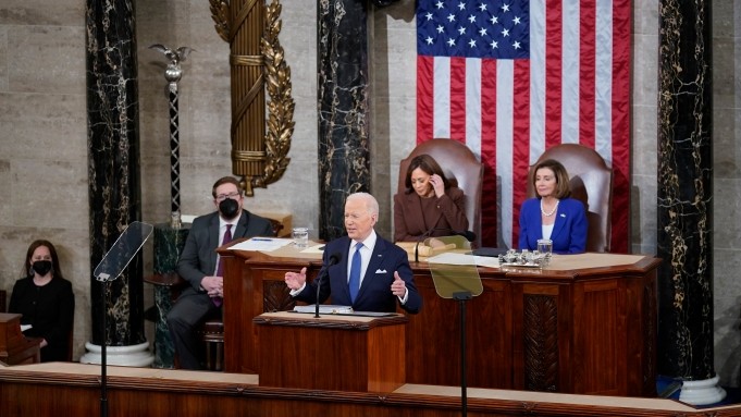Giữa xung đột Nga-Ukraine, Tổng thống Mỹ Joe Biden bắt đầu đọc Thông điệp Liên bang 2022. (Nguồn: AP)