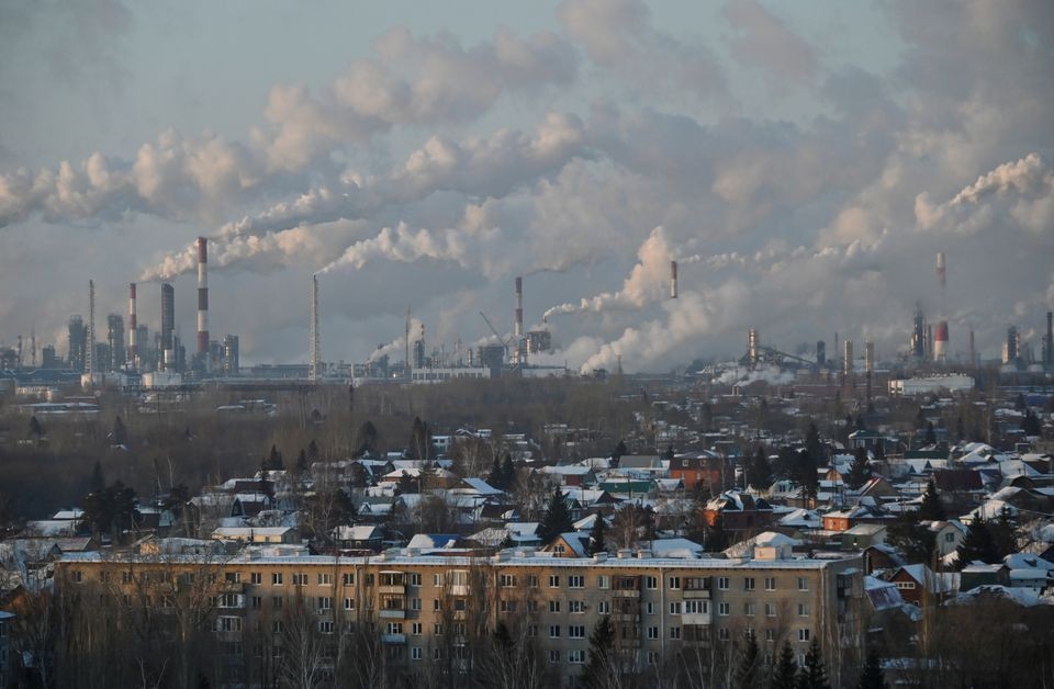 một nhà máy lọc dầu địa phương phía sau các tòa nhà dân cư ở Omsk, (Nguồn: Reuters)
