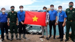 200 lá cờ Tổ quốc đến tay ngư dân huyện đảo Phú Quý: Hành trang không thể thiếu mỗi lần vươn khơi