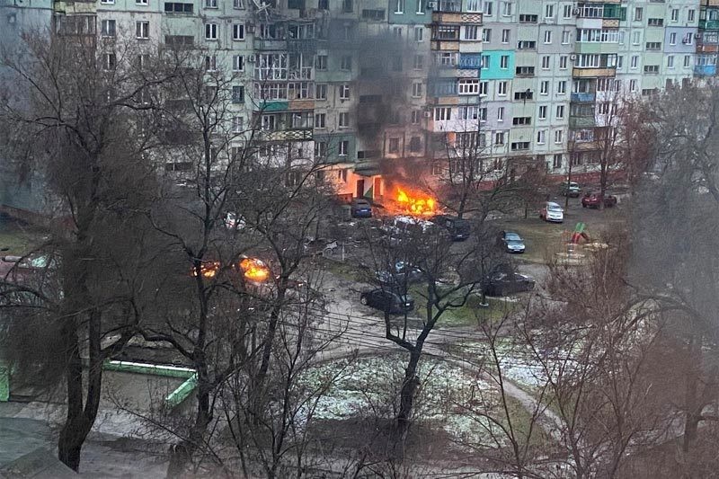 ửa bốc cháy tại một khu dân cư ở Mariupol, Ukraine sau một trận pháo kích của các lực lượng Nga vào thành phố ngày 3/3. Ảnh: Reuters