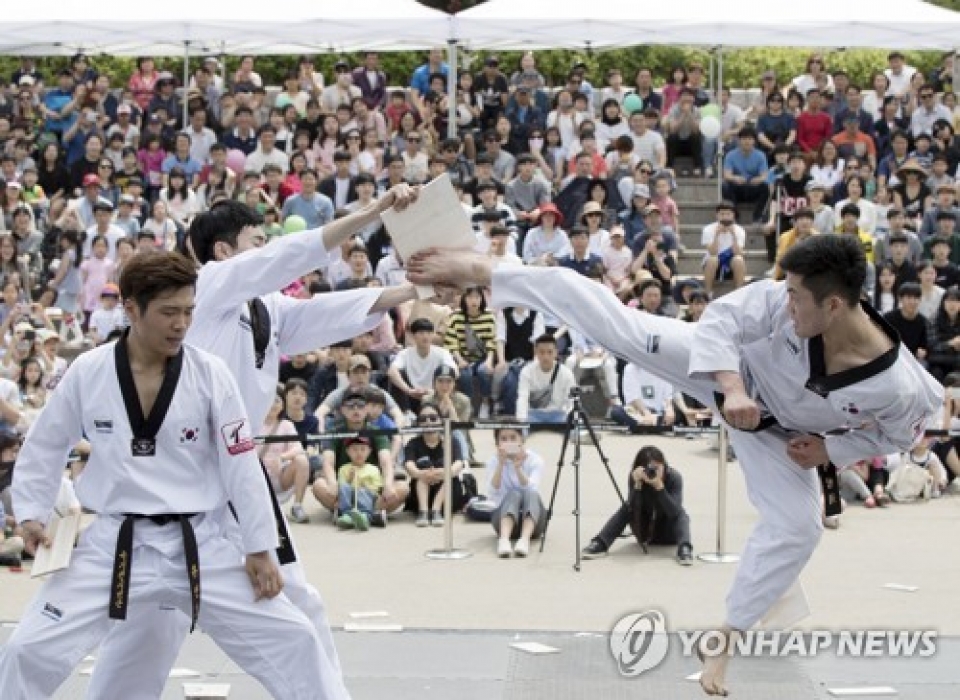 hai mien trieu tien bieu dien taekwondo chung lan dau tien