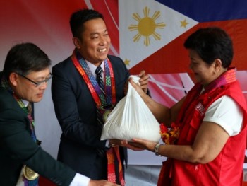 Việt Nam trao 200 tấn gạo viện trợ cho người dân Marawi, Philippines