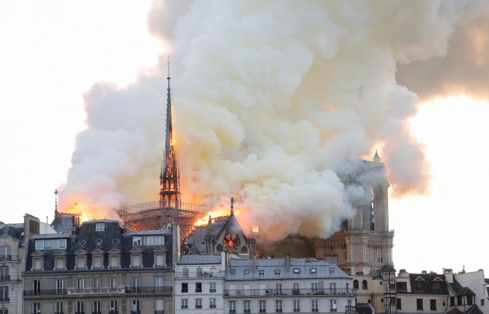 Pháp: Nhà thờ Đức Bà Paris chìm trong biển lửa